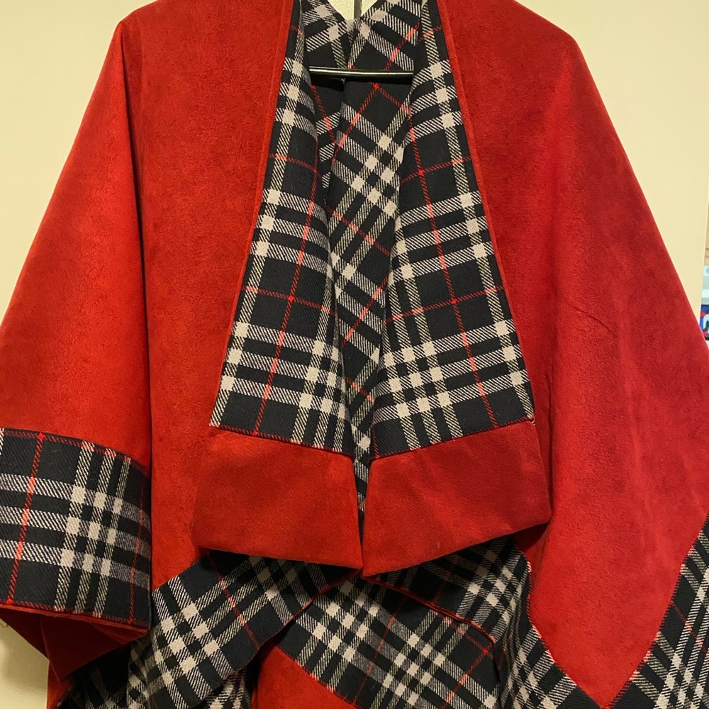 Get ready for Fall/Winter with this reversible cape.